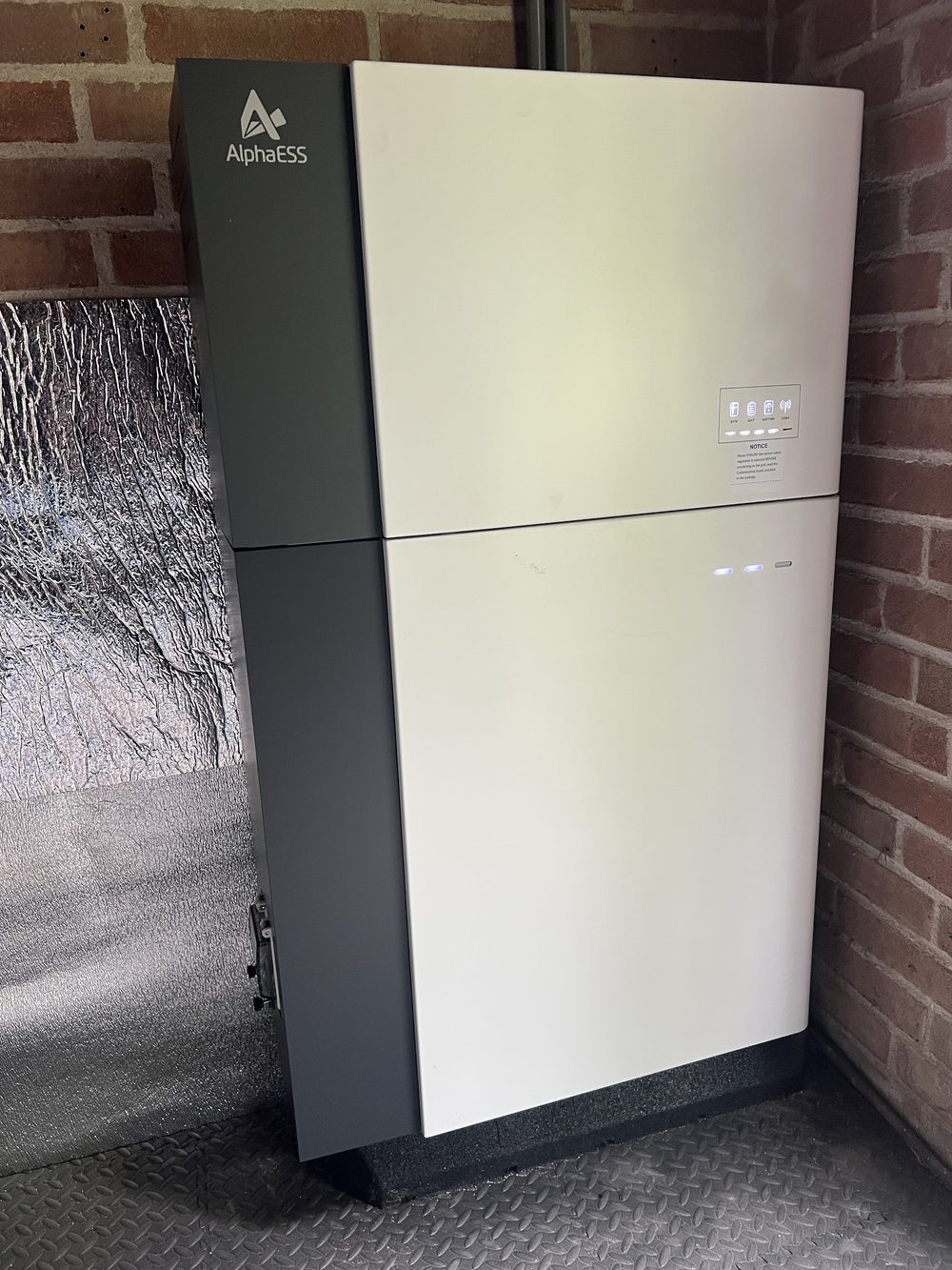 Een Alpha ESS Smile-thuisbatterij op een traanplaatvloer