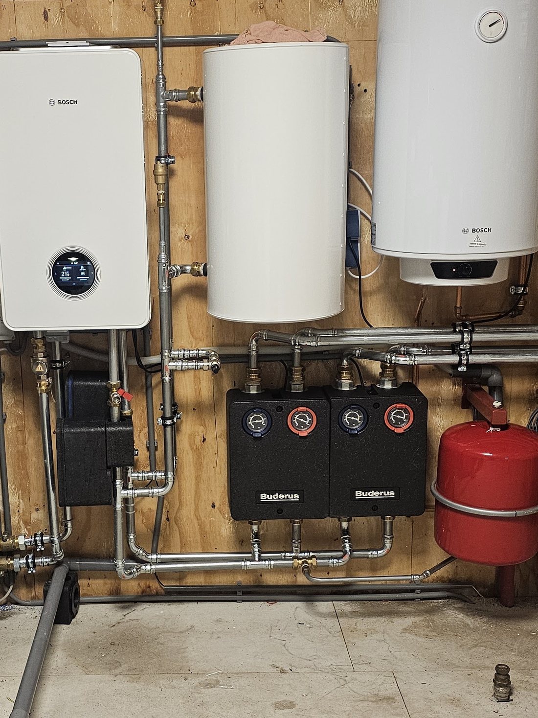 Een verwarmingsinstallatie met een Bosch-toestel, boiler, buffervat, twee pompgroepen en een expansievat